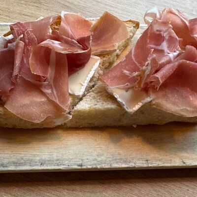 Брускетта с бри и пармой в L'angolo Italiano по цене 26 р.