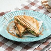 Сэндвич с курицей, сыром и овощами в Пельмеша