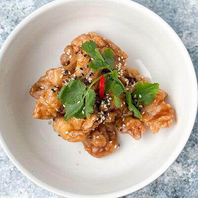 Курица фри в кисло-сладком соусе в Food market skolkovo по цене 460 ₽