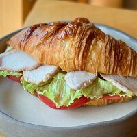 Круассан с индейкой в Кафе Май