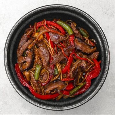 Wok №7 Рамен с говядиной в Пингви суши по цене 455 ₽