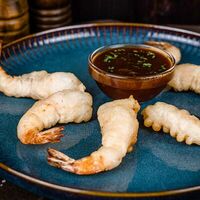 Креветки в темпуре с пикантным соусом в Лабиринт