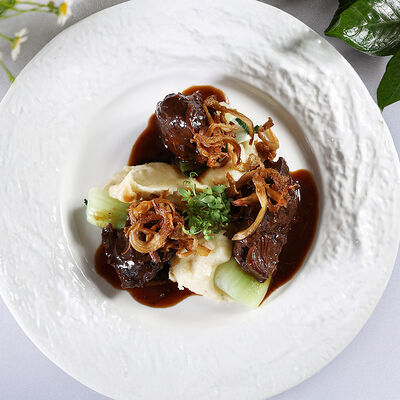 Телячьи щечки с трюфельным пюре и чипсами из вешенок в Юность у моря по цене 990 ₽