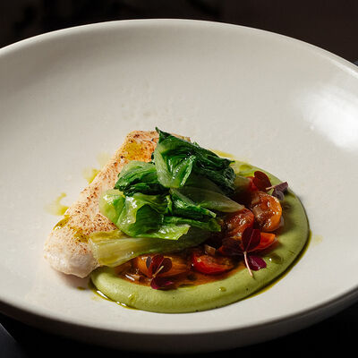 Куриное филе с салатом романо, томатами черри и кремом из брокколи в Branch по цене 880 ₽