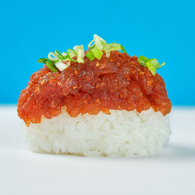 Суши Рубленный тунец кимчи в Русалочка любит суши по цене 200 ₽
