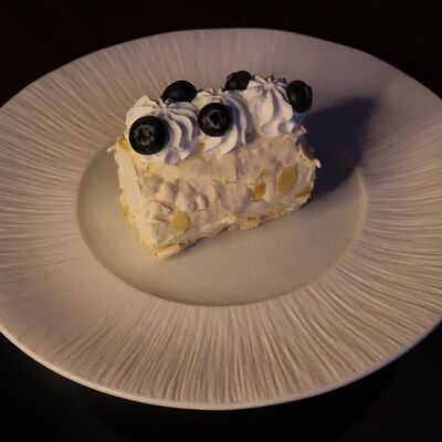 Меренговый рулет в Папа Римский по цене 304 ₽