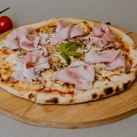 Пицца с прошутто котто и шампиньонамив Чикетти