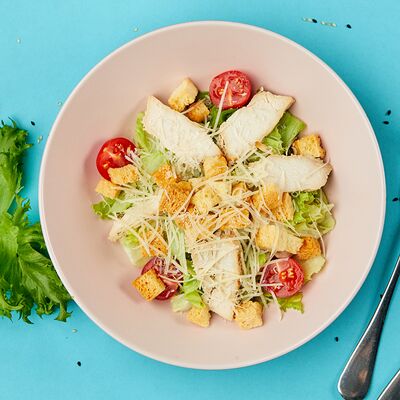 Цезарь с курицей в Корица по цене 380 ₽