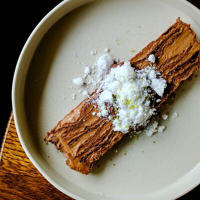 Шоколадный слоёный торт с карамелью в Пена Дней по цене 20 р.