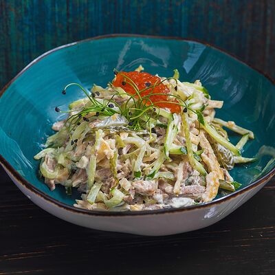 Отварной язык, обжаренное филе птицы, свежий и маринованный огурчики, соус майонез, икра в Длинный нос по цене 720 ₽