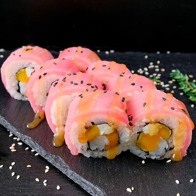 Ролл Филадельфия с тунцом, креветкой и манго в Суши и Роллы по цене 697 ₽