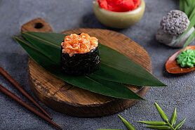 Гункан с лососем в SushiKent по цене 220 ₽