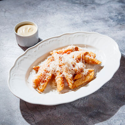 Батат фри с трюфельным айоли и фермерским сыром в Гастродача Вселуг по цене 750 ₽