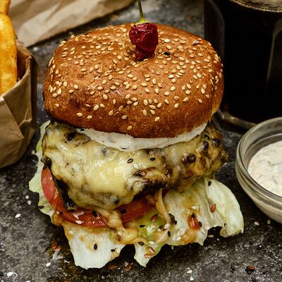 Бургер Брусничный в Duner на углях по цене 750 ₽