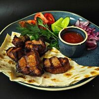 Шашлык из свинины с овощами, лавашом и соусом сацебели в Байский