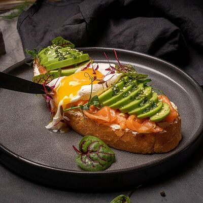 Брускетта с семгой, авокадо и яйцом пашот в Nest по цене 580 ₽
