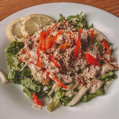 Горячий салат с индейкой в Соль & Перец по цене 517 ₽