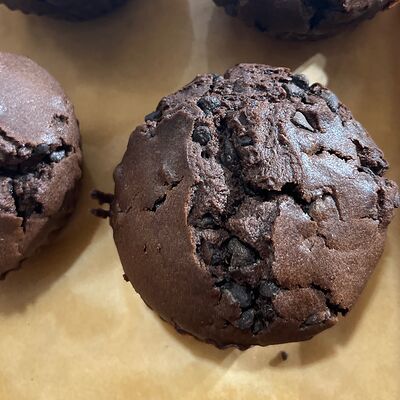 Шоколадный маффинв Круассан пекарня по цене 155 ₽