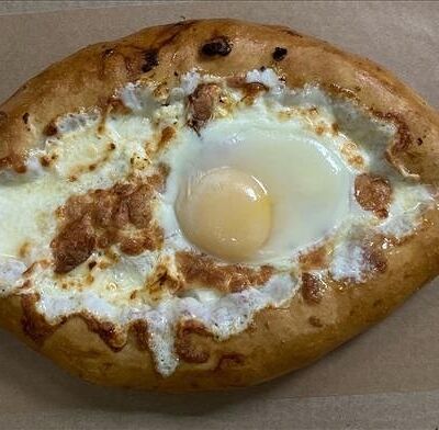 Хачапури по-аджарски в Генрих и Генриетта по цене 380 ₽