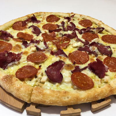 Пицца Три мяса в Иван Pizza по цене 635 ₽