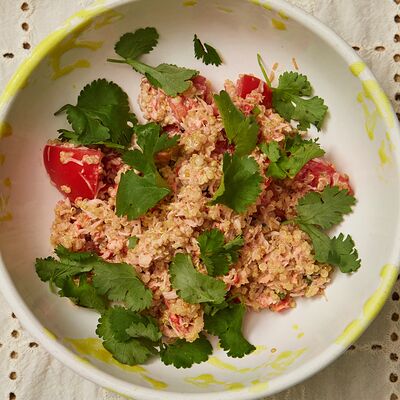 Салат с крабом, узбекскими томатами и киноав Банщики по цене 1190 ₽