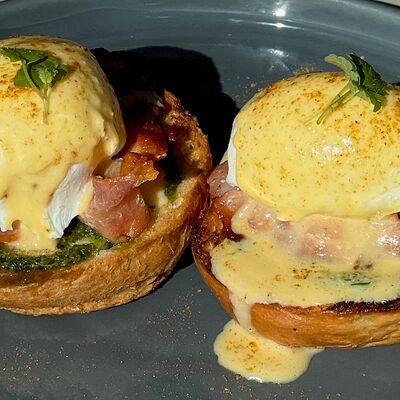 Яйцо пашот с беконом в Zanoza Open Bar по цене 520 ₽