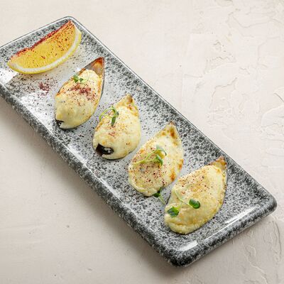 Запечённые мидии под соусом Дорблю в Brasserie Kriek по цене 880 ₽