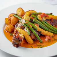 Запеченная лопатка ягненка с овощами в Romano