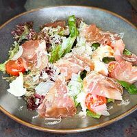 Салат с пармской ветчиной в Wine & Pinsa