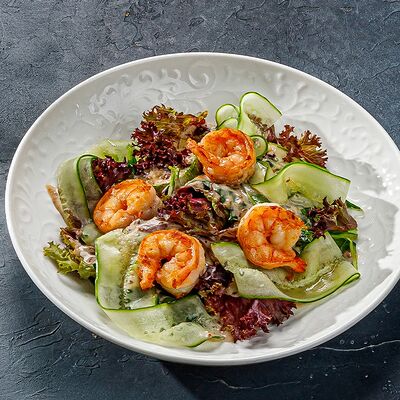 Салат с обжаренной креветкой и ореховым соусомв Этажи по цене 630 ₽