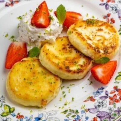 Сырники с кремом страчателла и ягодами в Итальянцы по цене 450 ₽