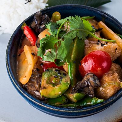 Филе белой рыбы с овощами и ананасами в карри с кокосовым молоком в BonoBo по цене 820 ₽