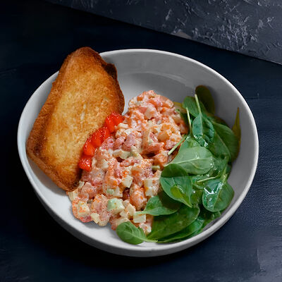 Тартар с копчёным лососем, авокадо и клубникой в Berberry & ptichka по цене 699 ₽