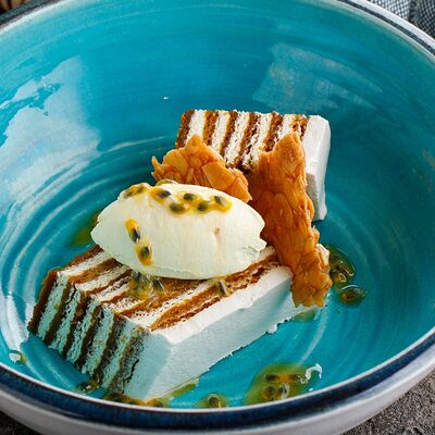 Медовик с соусом из маракуйи в Маймун по цене 490