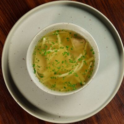 Суп-лапша с курицей в Монтесори Lounge по цене 434 ₽