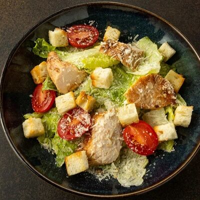 Цезарь с курицей в Harat's Irish Pub по цене 690 ₽