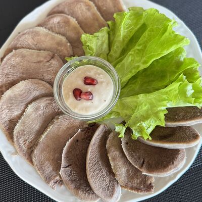 Язык отварной с хреном в Хинкальная по цене 790 ₽