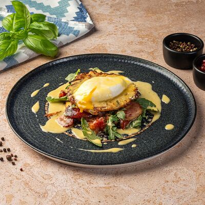 Драники с яйцом пашот и голландским соусом в Хинкальная Кинза по цене 840 ₽