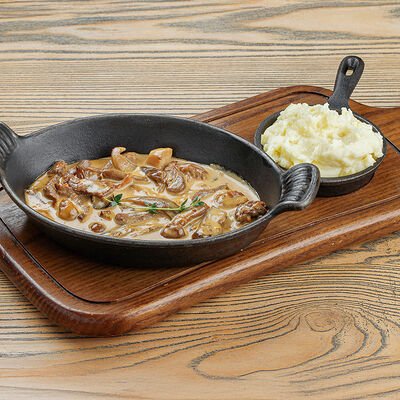 Телятина Строганов с лесными грибами и картофельным пюре в Онегин дача по цене 1250 ₽