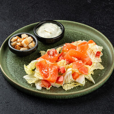 Салат Цезарь с лососем в Сан Суши - Пицца по цене 499 ₽