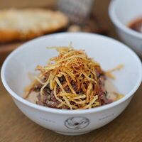 Тартар из говядины с картофелем пай и трюфельной пастой в ТЁРКА