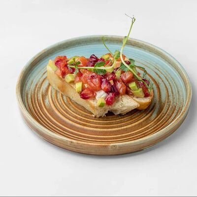 Брускетта с форелью, авокадо и сыром страчателла в Голый повар по цене 690 ₽