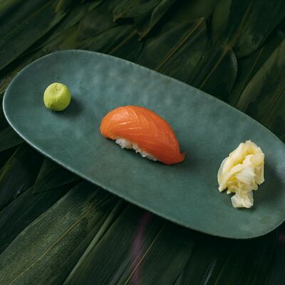 Лосось суши в Sushi lovers по цене 330 ₽