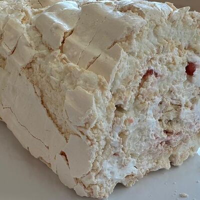 Рулет меренговый с клубникой в Едим по цене 665 ₽