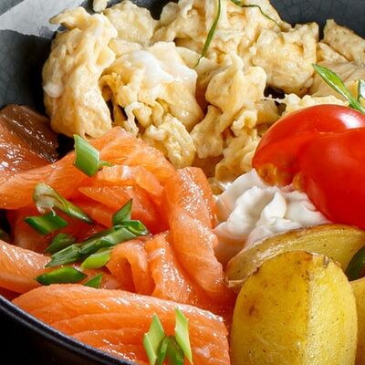 Скрамбл с лососем с бриошью и зеленым маслом в Kamakura по цене 935 ₽