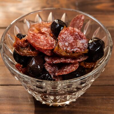 Турецкие оливки, вяленые томаты, колбаса фуэт экстра в Трактир Колесо по цене 605 ₽