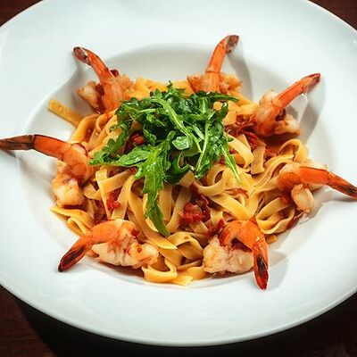 Паста с креветками, рукколой и вяленым томатом в Il Mio по цене 760 ₽