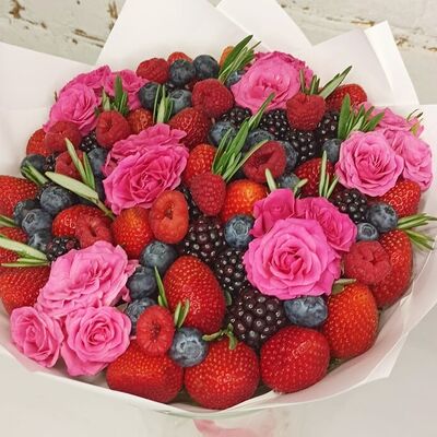 Букет из ягод с розами и розмарином в Buketonline - Съедобные букеты и клубника в шоколаде по цене 7590 ₽