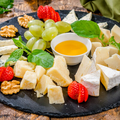 Ассорти европейских сыров в Роял Палас по цене 1050 ₽