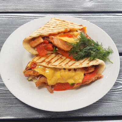 Кесадилья фирменная в Гиро пицца халяль по цене 260 ₽